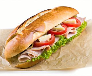 Tonno (in olio d’oliva), pomodoro fresco e carciofi sott’olio