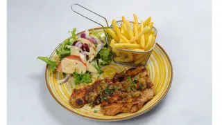 Karczek wieprzowy z grilla z cebulką,frytki/ziemniaki, mix sałat/zestaw surówek