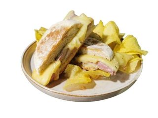 Prego em Pão Bolo do Caco c/ batata frita caseira