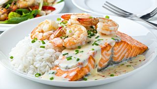 Сьомга със сметана и скариди