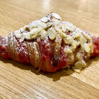 Croissant De Frambuesa Con Almendras