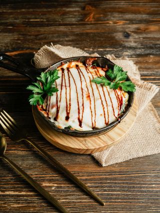 Цыплёнок под сыром с томатами и картофелем на жаровне (445г)