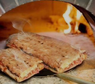 Panuozzo con Salsiccia di Suino, Funghi, Provola e Bacon