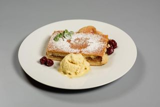 PLĂCINTĂ CU MERE ȘI ÎNGHEȚATĂ