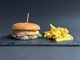 Бургер курячий з картоплею фрі (360г)