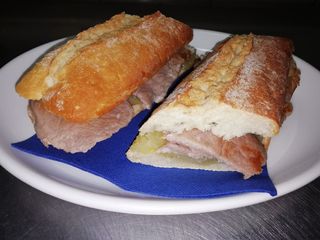 Bocadillo Ternasco De Aragón Con Patatas