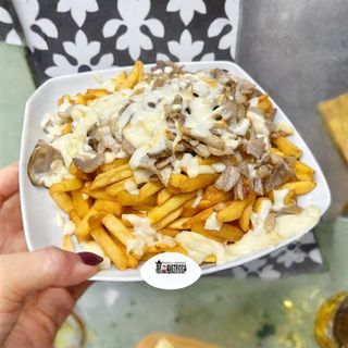 Patatine con provola e porchetta