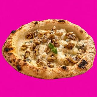 Gnocchi gorgonzola y nueces en cesto de pizza