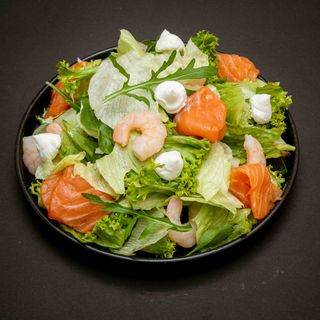 Салат з тигровою креветкою та лососем (220г)