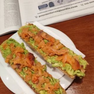 Bocadillo caliente de salmón con tahini y aguacate mini