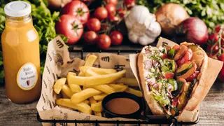 Bułka "Gemüse Vege", frytki 150g, sos, lemoniada