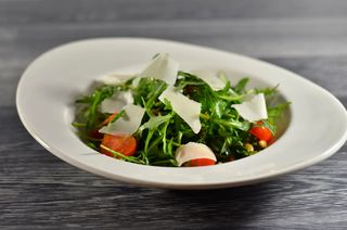 Rukola sa pinjolima i parmezanom