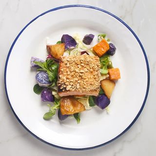 Salmone rosolato alla senape con crumble di nocciole e taralli