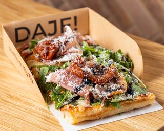 Fatia de pizza Emília