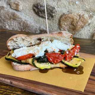 Mozzarella, pomodori semisecchi e zucchine
