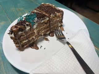 Домашна бисквитена торта с маскарпоне и бял шоколад (150г)