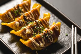 Dumplings (Ravioli) PIASTRATI con pollo, curry e salsa tonkatsu - 4 pz