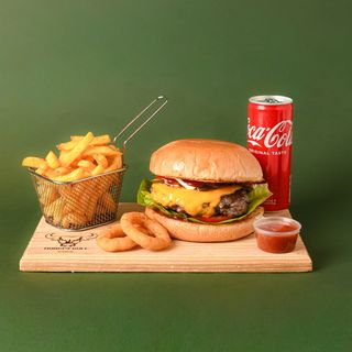 Double cheese burger, pomfrit i Coca-Cola