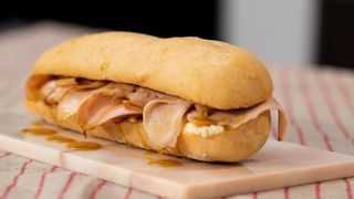 Panino con fesa di tacchino, pomodoro, brie e salsa rosa