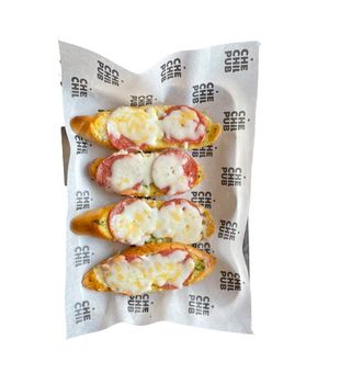 Чесночный хлеб с салями и сыром