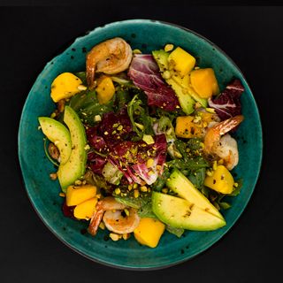 Салат з креветками, манго і авокадо