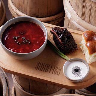 Борщ червоний зі свинним ребром під копченою вишнею, подається з пампушками (390/120/120 г)