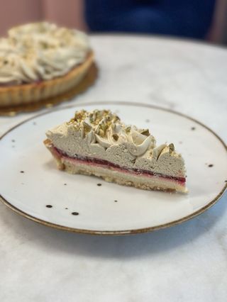 Tarta z biała czekoladą, musem malinowym i kremem pistacja