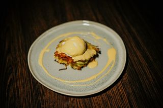 Деруни з авокадо та яйцем пашот