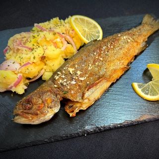 Pastrmka sa krompir salatom 400 gr