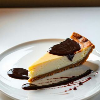 La nostra cheesecake con topping al cioccolato