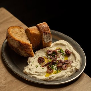 LABNEH DIP CON OLIVAS KALAMATA & PAN DE MASA MADRE