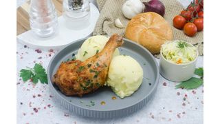 Pulpe de pui la cuptor,cartofi piure cu unt,salata de varza alba,chifla