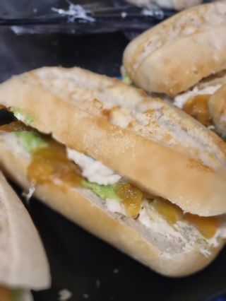 Pulga de pollo con aguacate y cebolla caramelizada