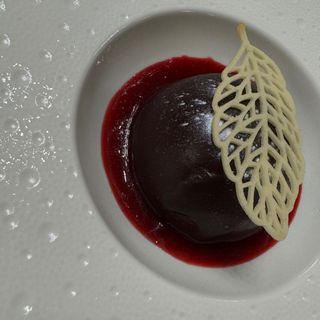 Птичье молоко с марципаном и малиновым пюре 