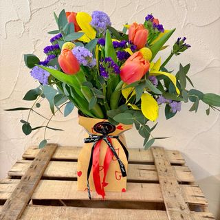 Tulipanes acompañados de otras flores