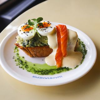 Авокадо тост з лососем та соусом голландез