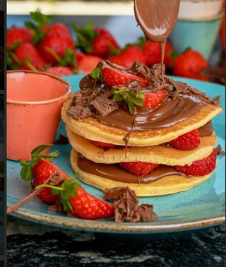 Američke palačinke sa jagodom i Nutellom