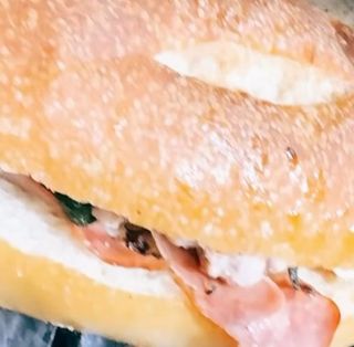 Panino con porchetta, provola e funghi