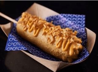 Corndog cu sos cheddar și ceapă crocantă