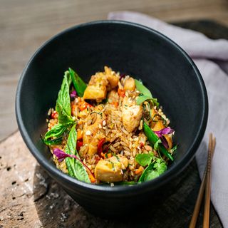 Khaw Pad Naphrikphea (Pollo)