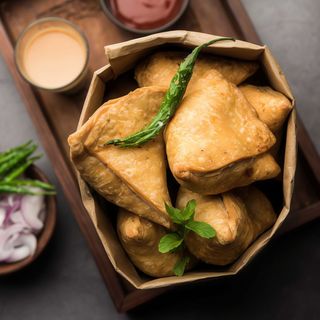 Menú Samosa 4 unidas con bebida ensalada y patats