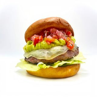 Hamburguesa mexicana con patatas.