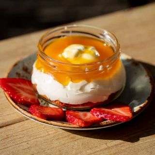 Tarta de queso y maracuyá en vaso