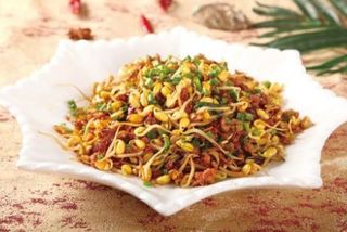 69 Баранина с бобовыми ростками 羊肉炒豆芽