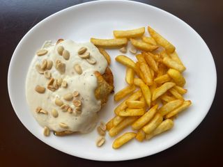 Pileći file u sosu od kikirikija