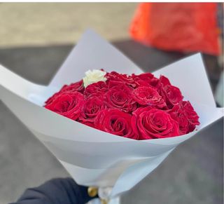 باقة مميزة من الورود الطبيعيه الجورية الحمراء مع تغليف أنيق 