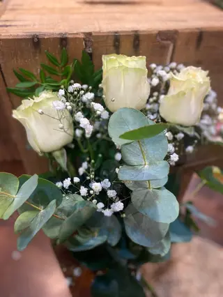 Tres rosas blancas
