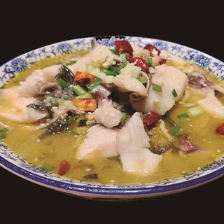 54. Fettine di pesce bollito piccante con cavolo in salamoia 