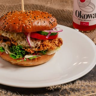 Burger z szarpanym kurczakiem 