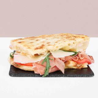 Pinsa farcita con Crudo di Parma, rucola e Grana Padano